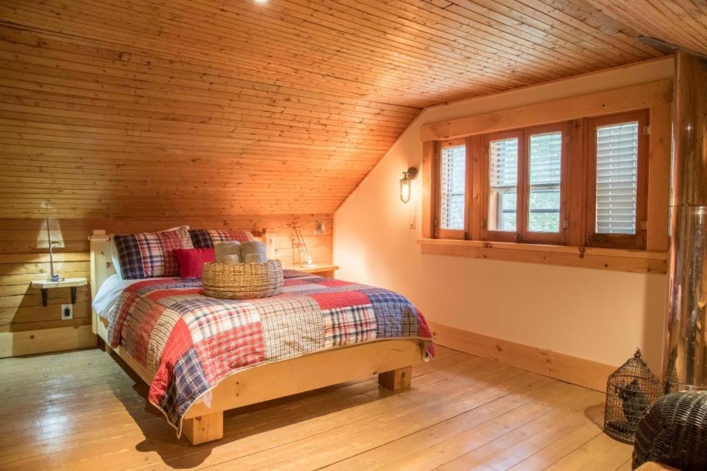 5min To Resort, Private Beach, New 1000mb Internet, 3 Queen Beds, Mont-Tremblant